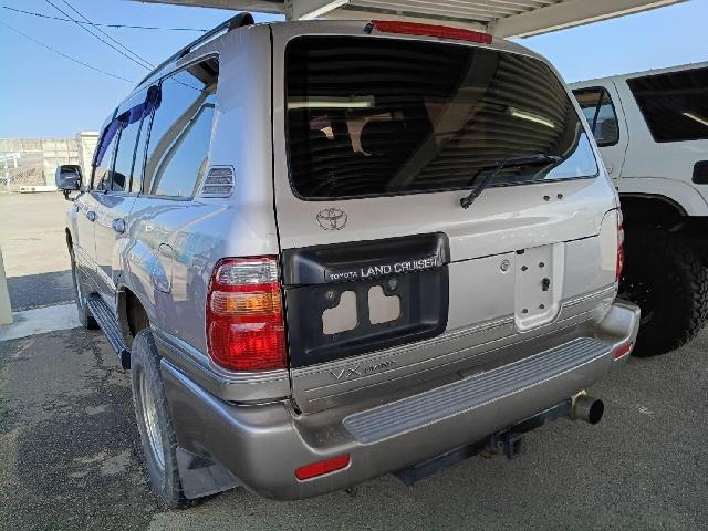 Toyota Land Cruiser 100 2