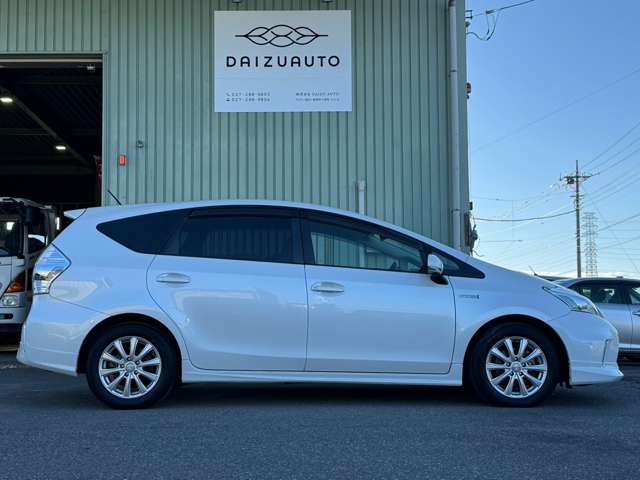 Toyota Prius α 3