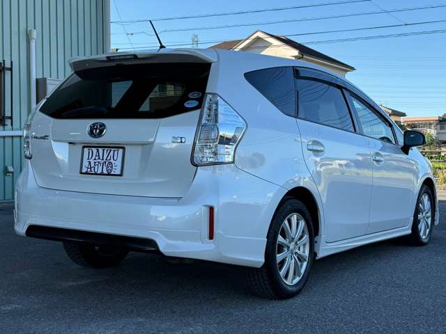 Toyota Prius α 4