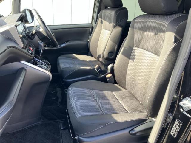 Toyota Voxy 8