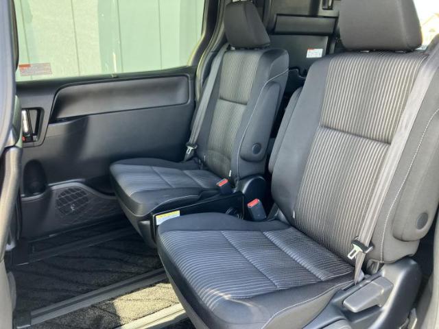 Toyota Voxy 9