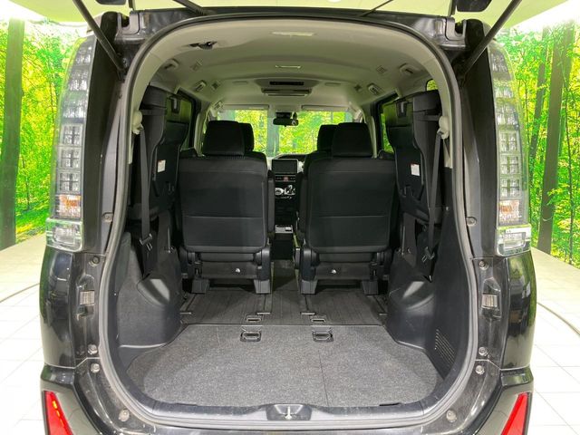 Toyota Voxy 11