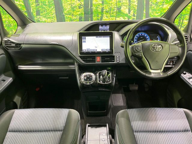 Toyota Voxy 2