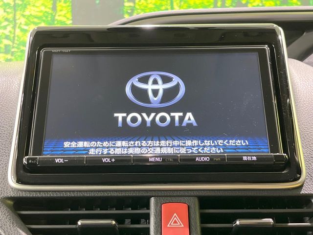 Toyota Voxy 4
