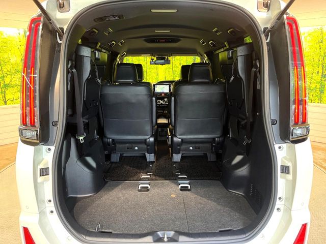 Toyota Noah 11