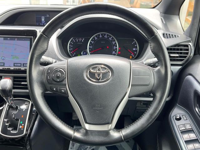 Toyota Voxy 11