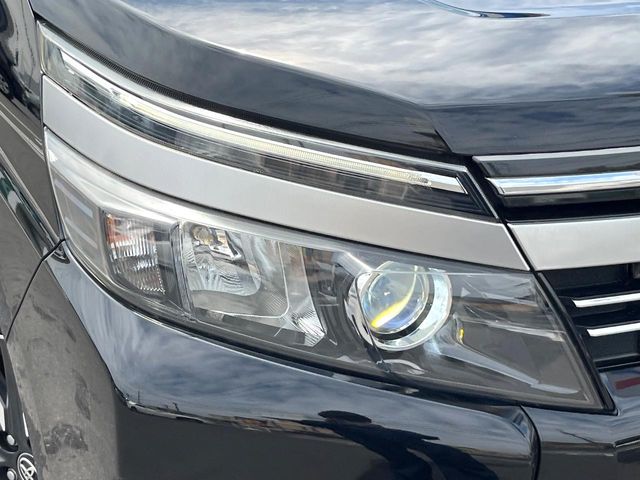Toyota Voxy 12