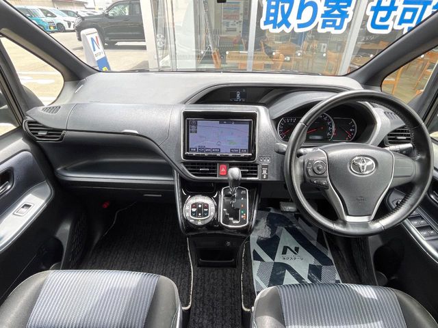 Toyota Voxy 2