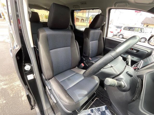 Toyota Voxy 8