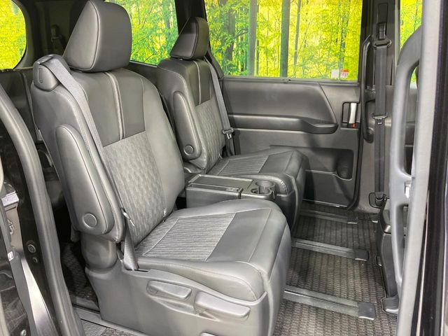 Toyota Noah 9