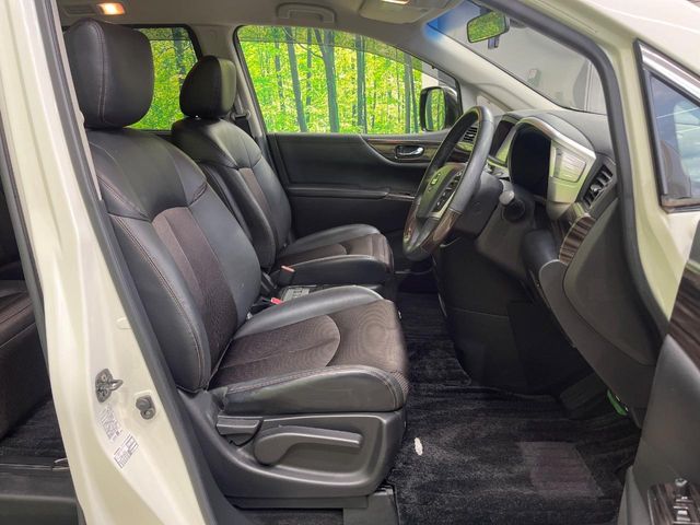Nissan Elgrand 8