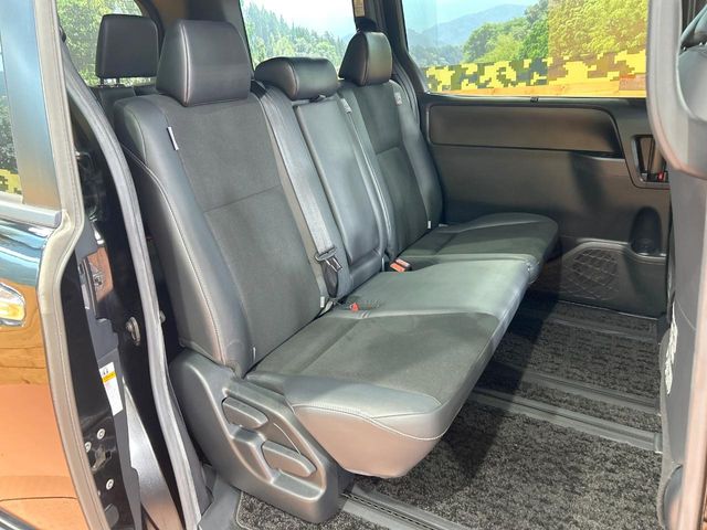 Toyota Noah 9