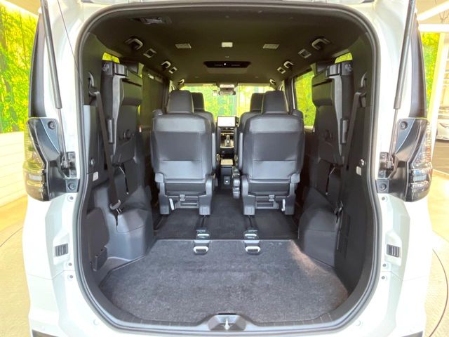 Toyota Voxy 12