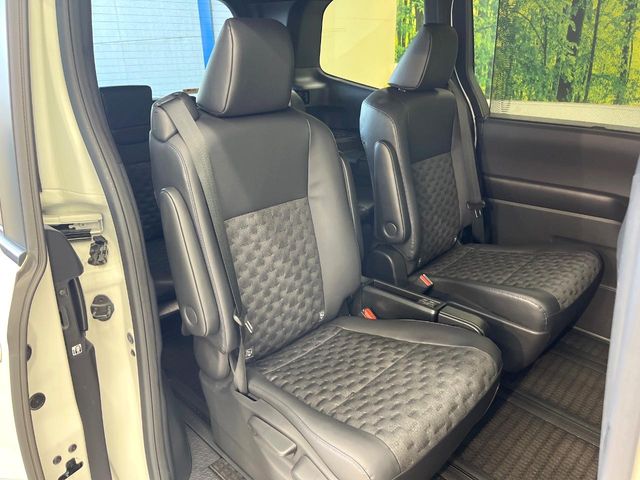 Toyota Voxy 9
