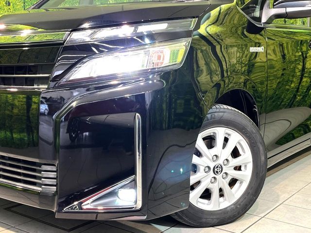 Toyota Voxy 12