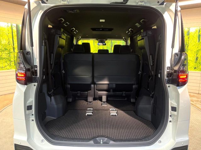 Toyota Voxy 11