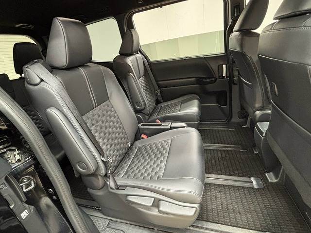Toyota Voxy 11