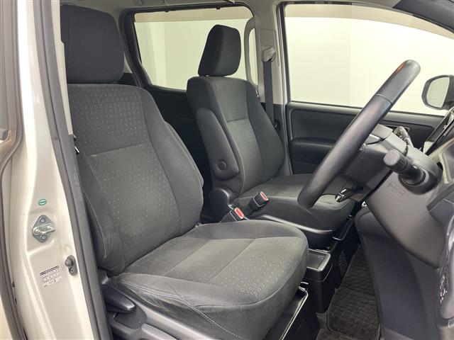 Toyota Voxy 11