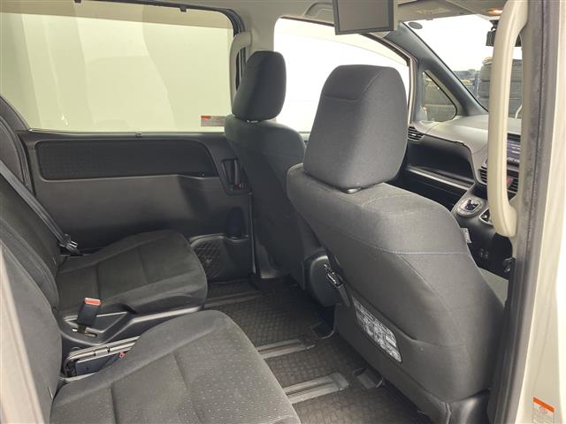 Toyota Voxy 12