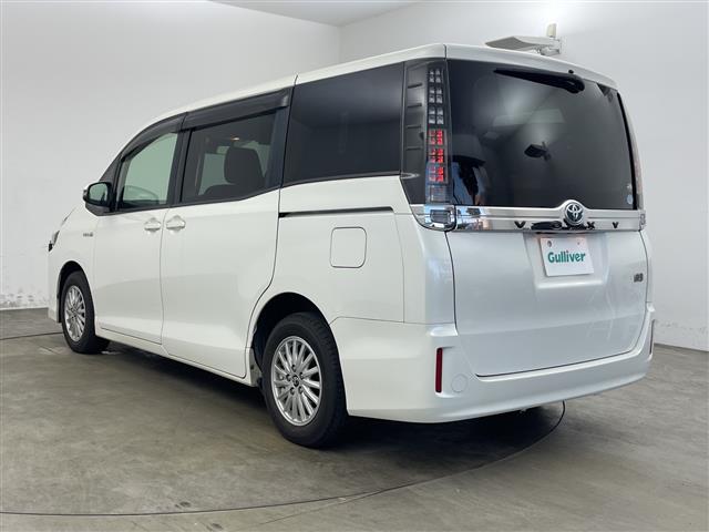 Toyota Voxy 3