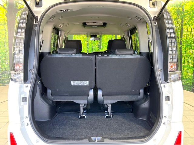 Toyota Voxy 12