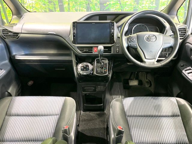 Toyota Voxy 2