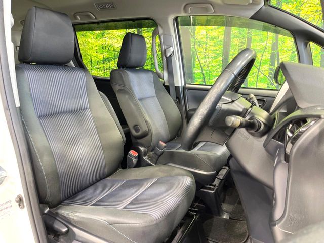 Toyota Voxy 9