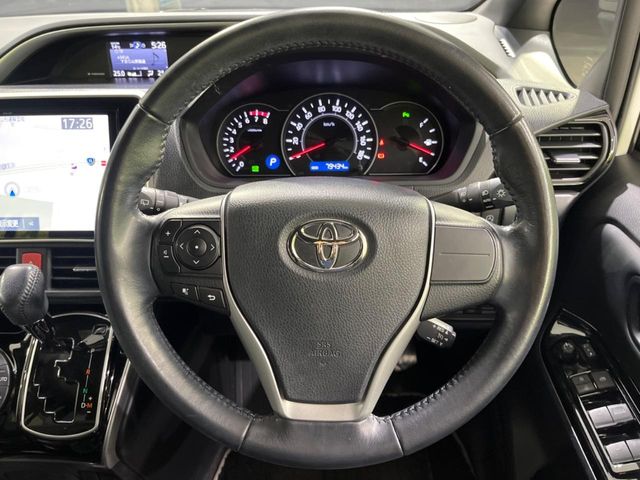 Toyota Voxy 12