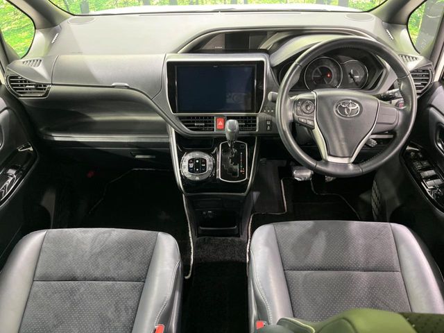 Toyota Voxy 2