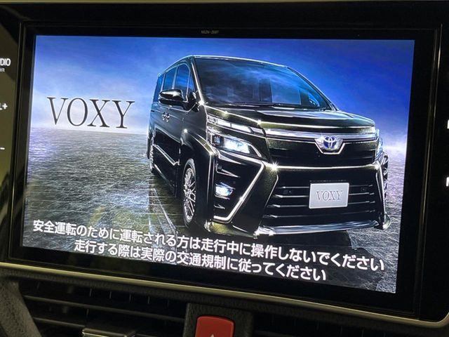 Toyota Voxy 3