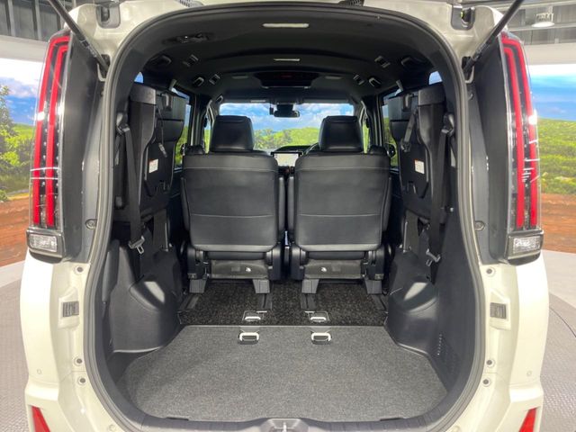 Toyota Noah 10