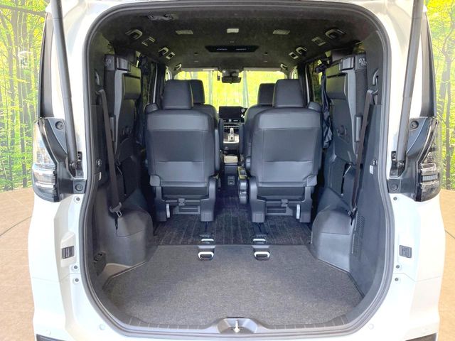 Toyota Voxy 11