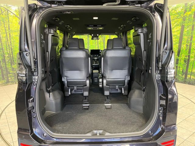 Toyota Voxy 11