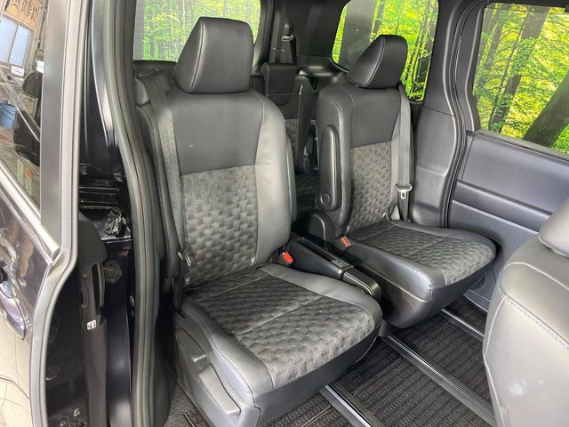 Toyota Voxy 9