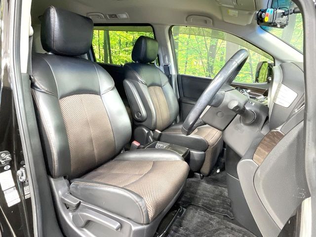 Nissan Elgrand 8