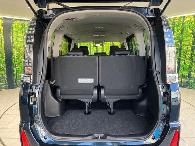 Toyota Voxy 11