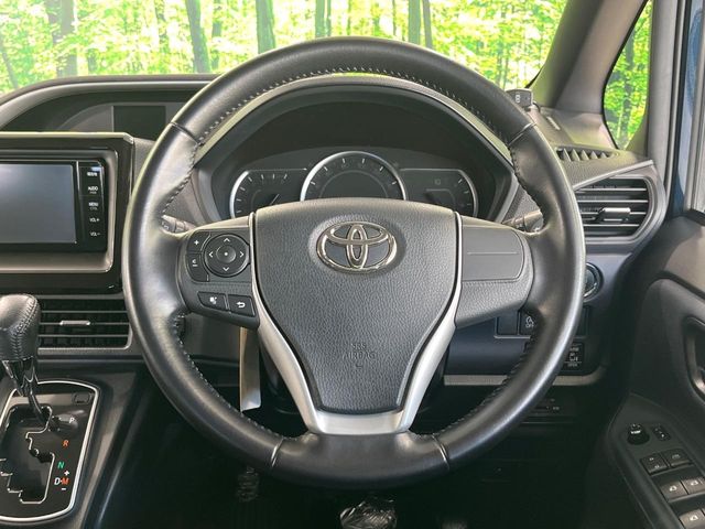 Toyota Voxy 12