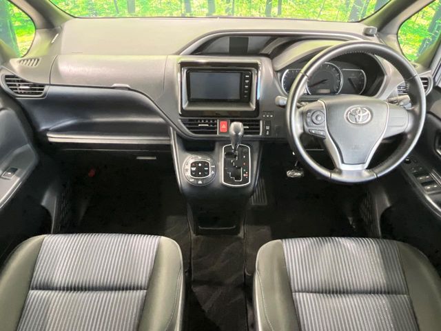Toyota Voxy 2