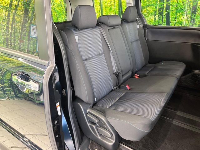 Toyota Voxy 9