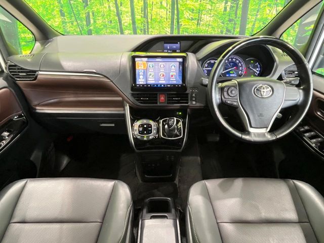 Toyota Esquire 2