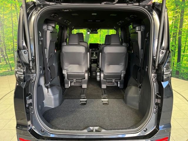 Toyota Voxy 11