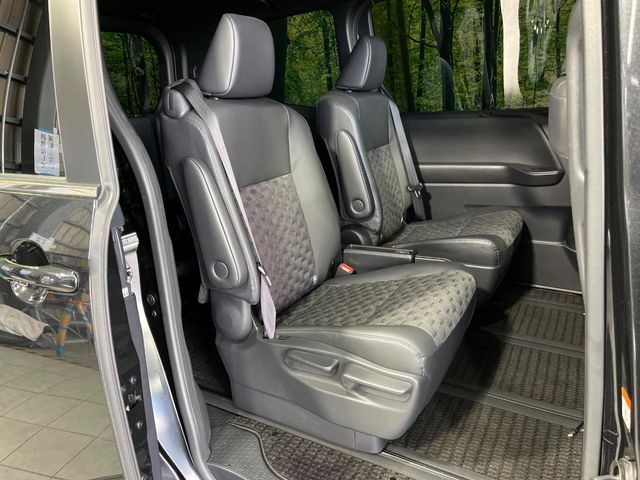 Toyota Voxy 9