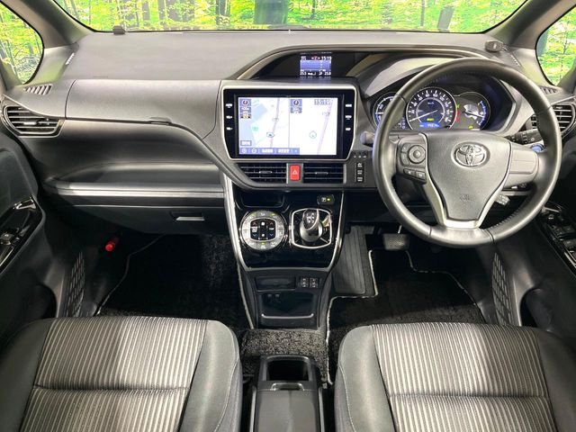 Toyota Voxy 2