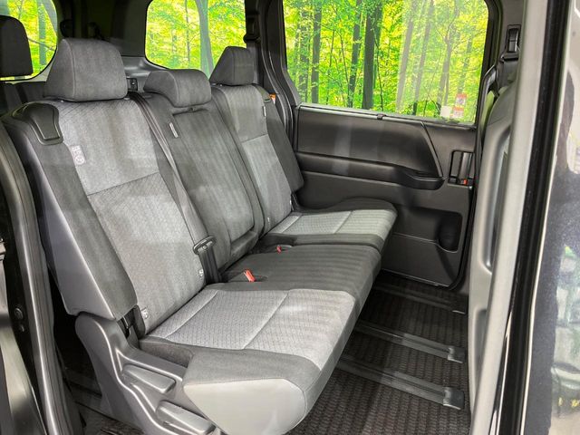 Toyota Voxy 8