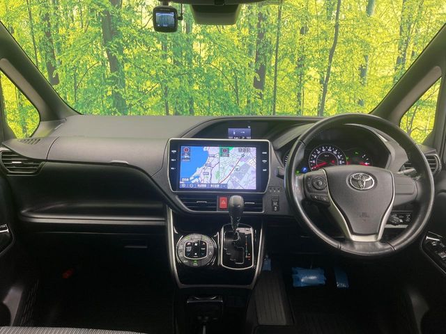 Toyota Voxy 2