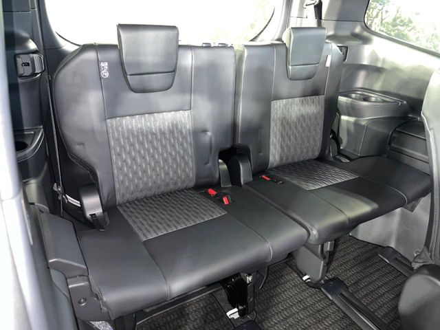 Toyota Noah 11