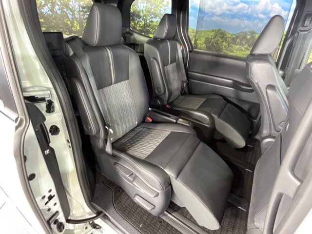Toyota Noah 10