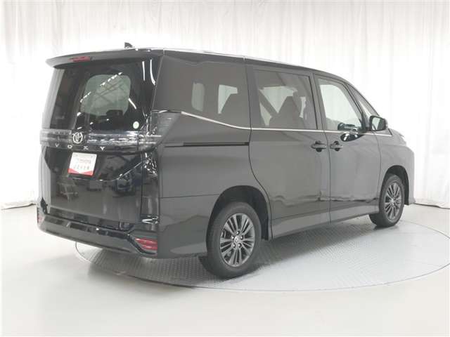 Toyota Voxy 3