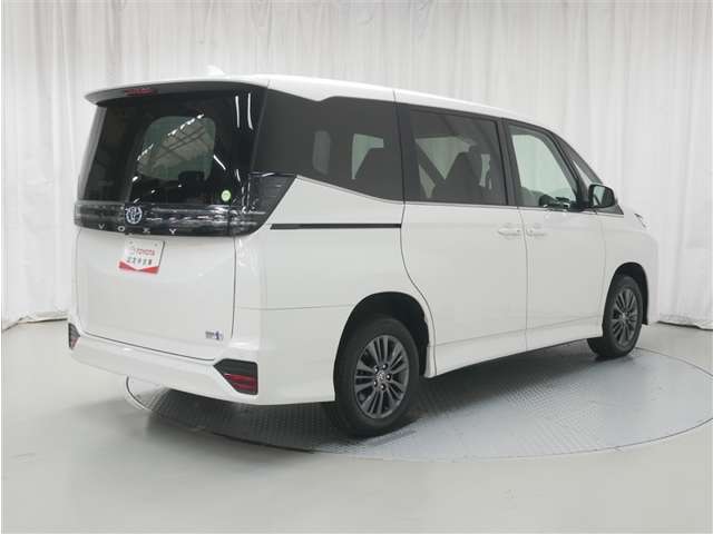 Toyota Voxy 3