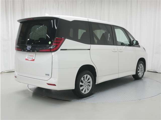 Toyota Noah 3